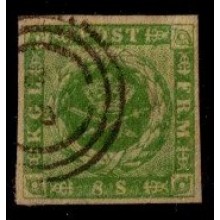 1854 - Danmark - 8 sk. grøn - Punkteret udfyldning i hjørnerne.